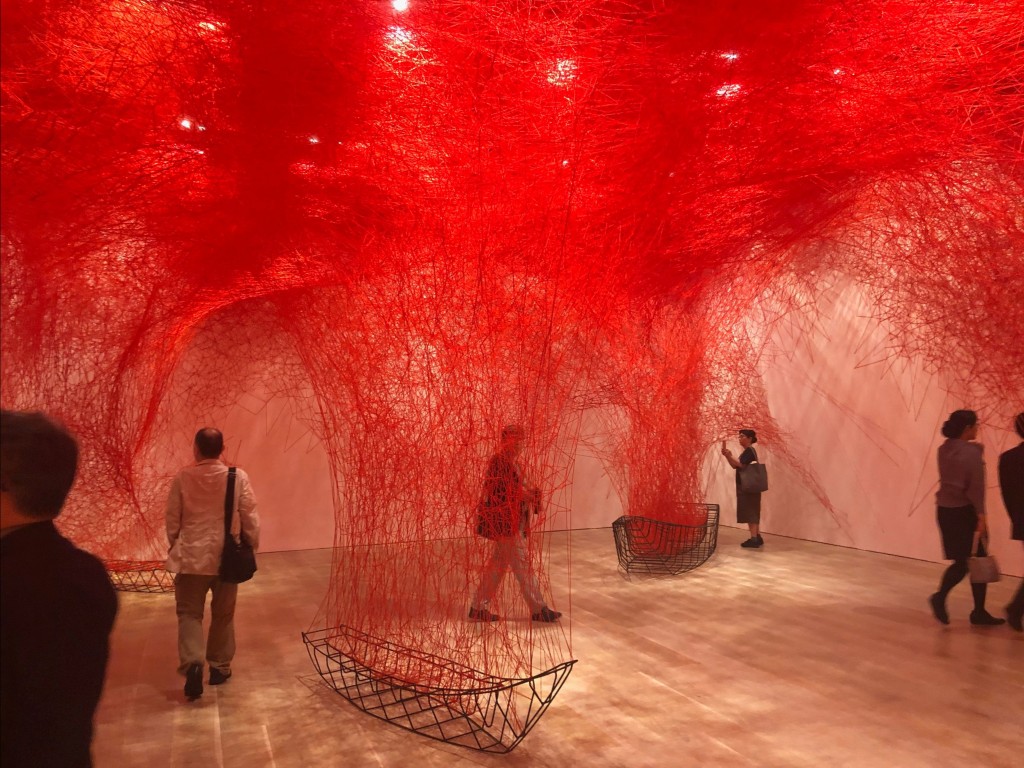 塩田千春作品紹介｜アート初心者のシマオカがゆく！ | Art Scenes