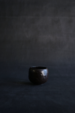 黒茶盌 | Kuro(black) Chawan st01151 by 辻村史朗 | Art Scenes