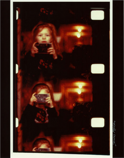 写真を撮るウーナ、ニューヨーク、1977 （いまだ失われざる楽園） by