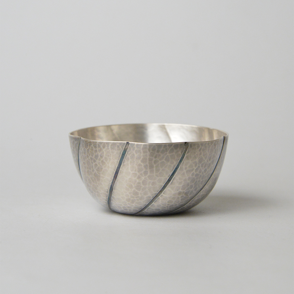 南鐐 ねじれ盃 by 長谷川 清吉 | Art Scenes アートシーンズ