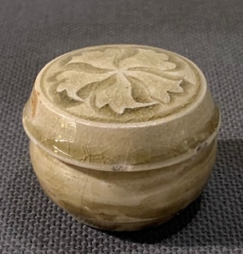 北宋 耀州窯青磁刻花卉文香合 by 作家不明 | Art Scenes アート