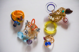 白洲千代子デザイン グリーン系の石を使ったピアス No.32 ギャラリーKAI・白洲千代子・アクセサリ－