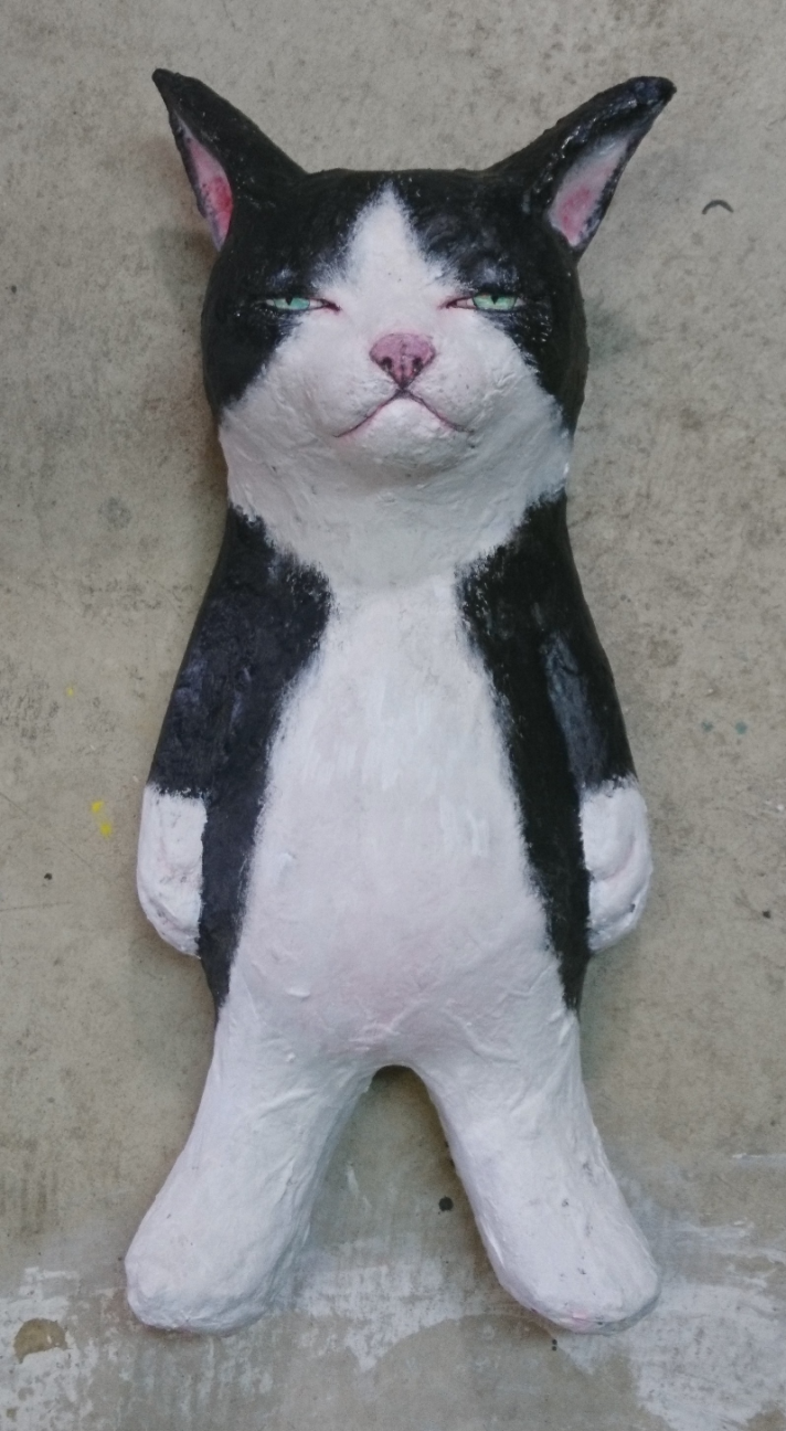 張り子猫壁掛け ハチワレ by Iso-o TOGAWA | Art Scenes | Find and
