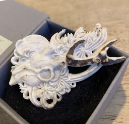 鹿角彫刻の帯留め「月齢」鹿頭骨と彼岸花 by deer bone 