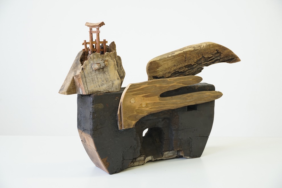 Otorii on the head of a bird by Toshimitsu Ito | Art Scenes | Find