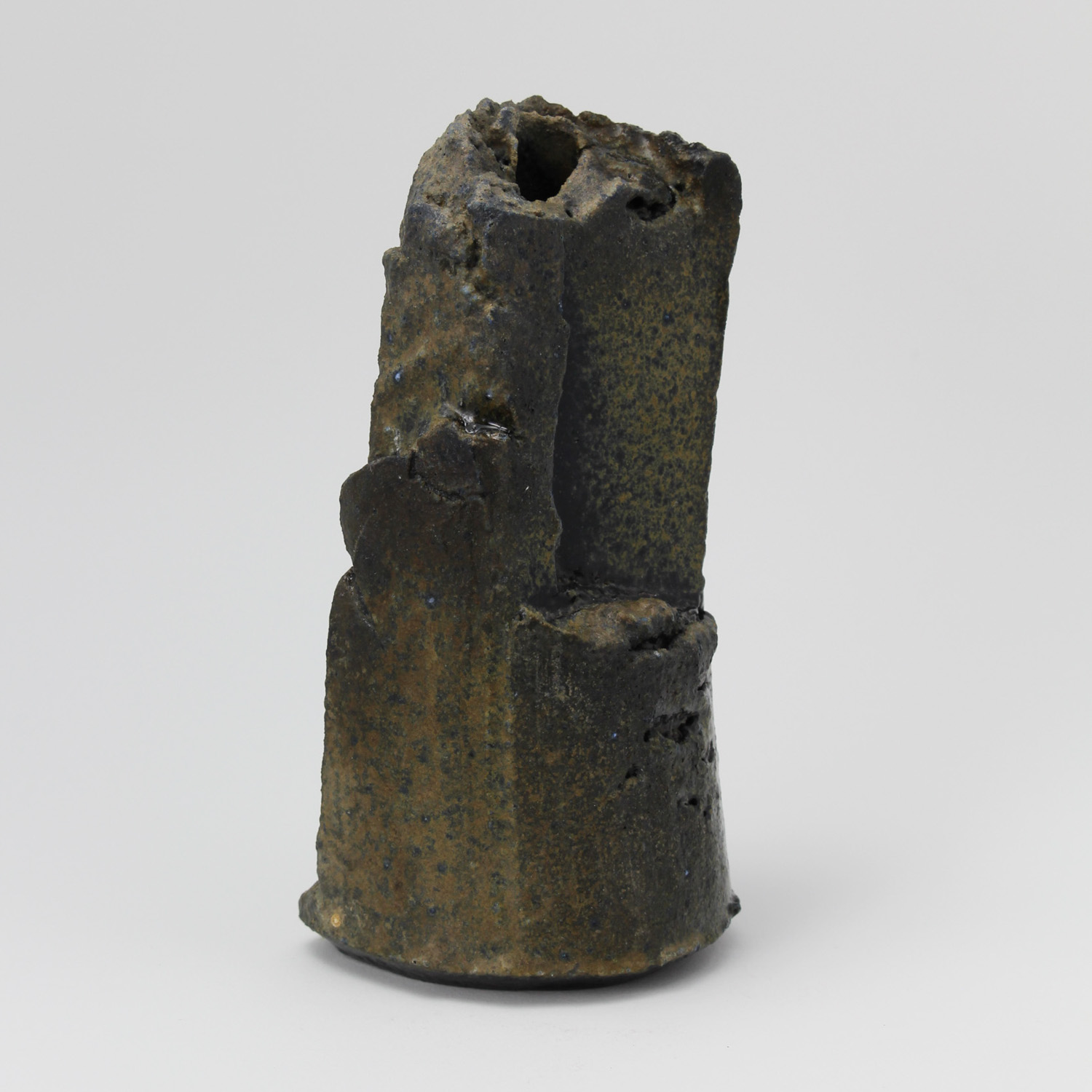 哥釉花生 黒削花生 by 後関裕士 | Art Scenes | Find and collect your favorite art