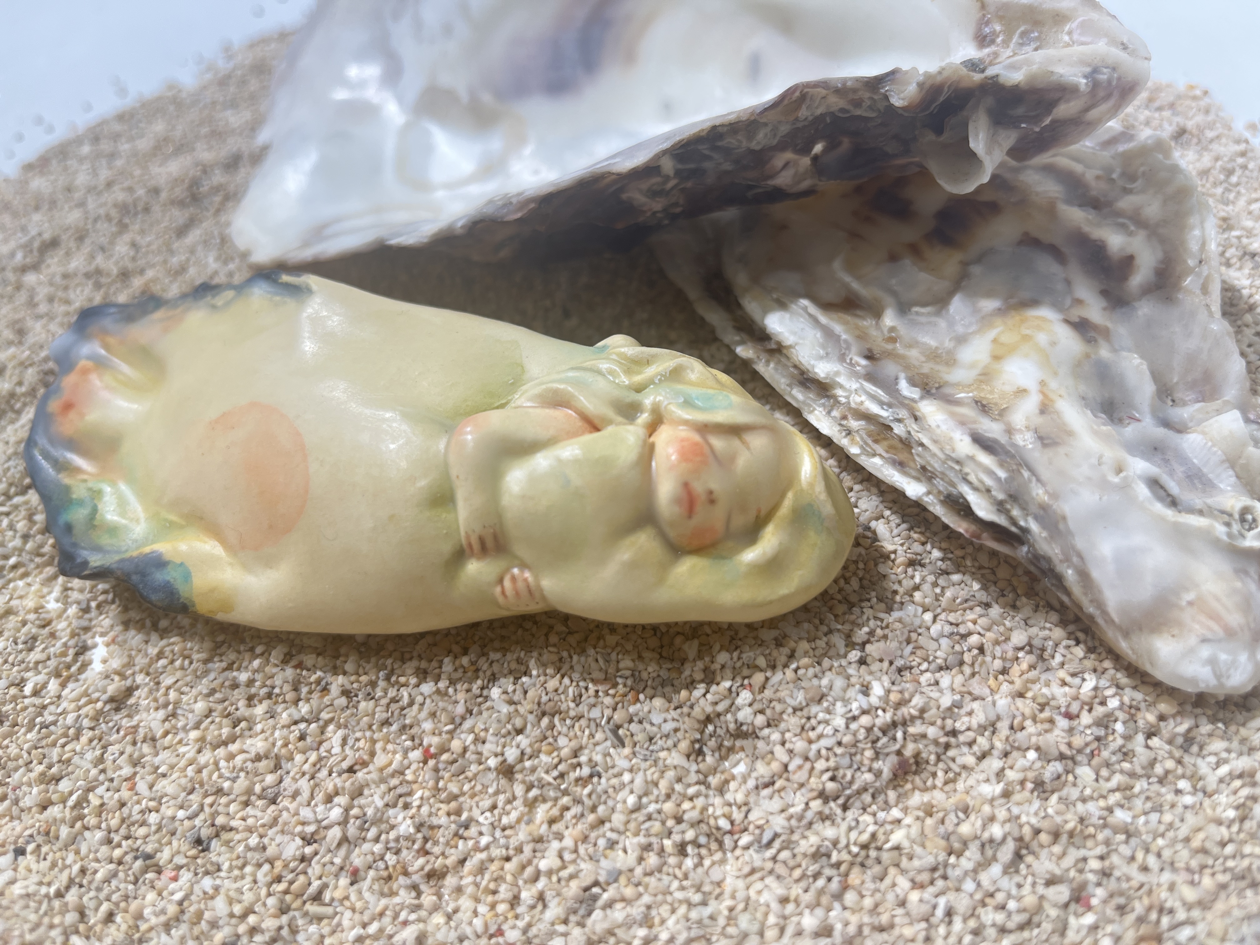 隣の客 by 江間ミク | Art Scenes | Find and collect your favorite art