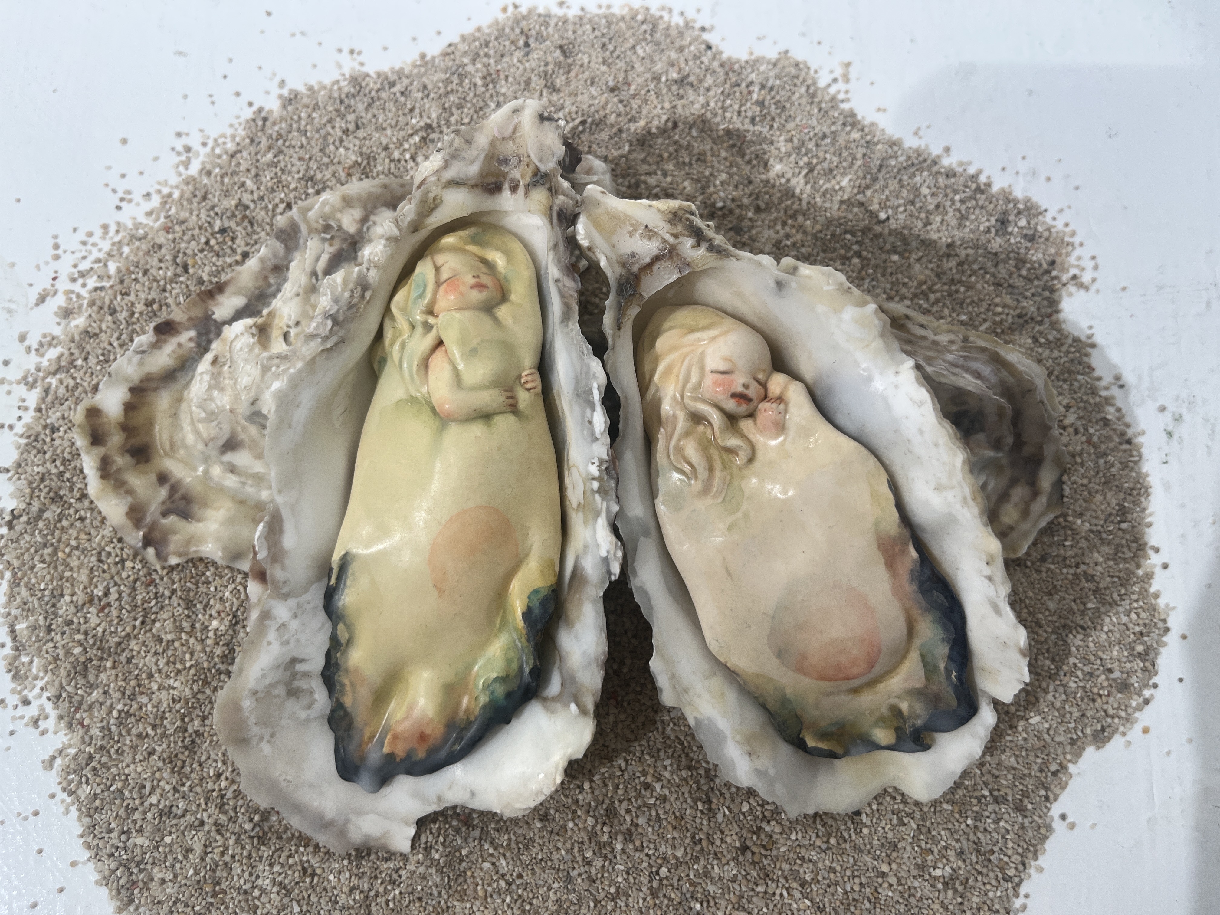 隣の客 by 江間ミク | Art Scenes | Find and collect your favorite art