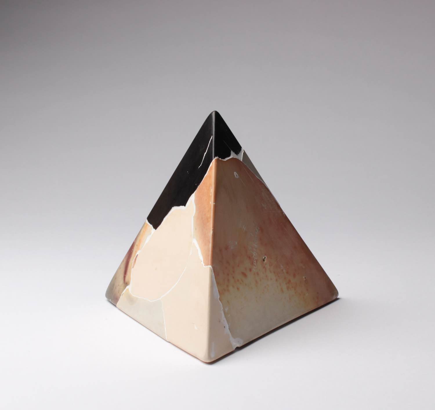 作家作品 幾何学模様の三角形陶器 Re-Creations 三角錐 by 寄神宗美 | Art Scenes | Find and